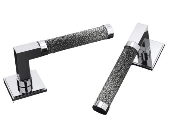 Дверные ручки с кожей