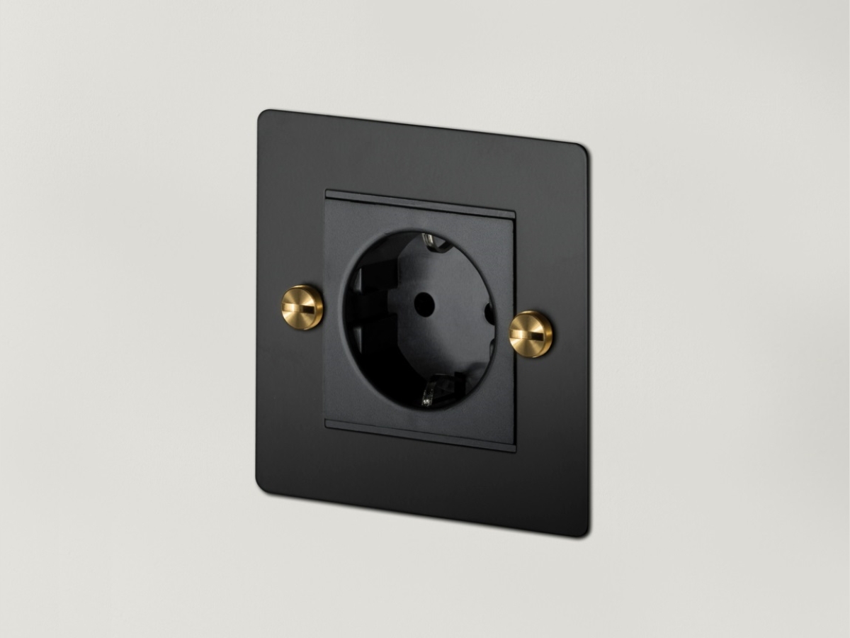 Розетка Buster & Punch одинарная 1G_Euro UK-MG-CO-1G-BL-BR чернёная латунь