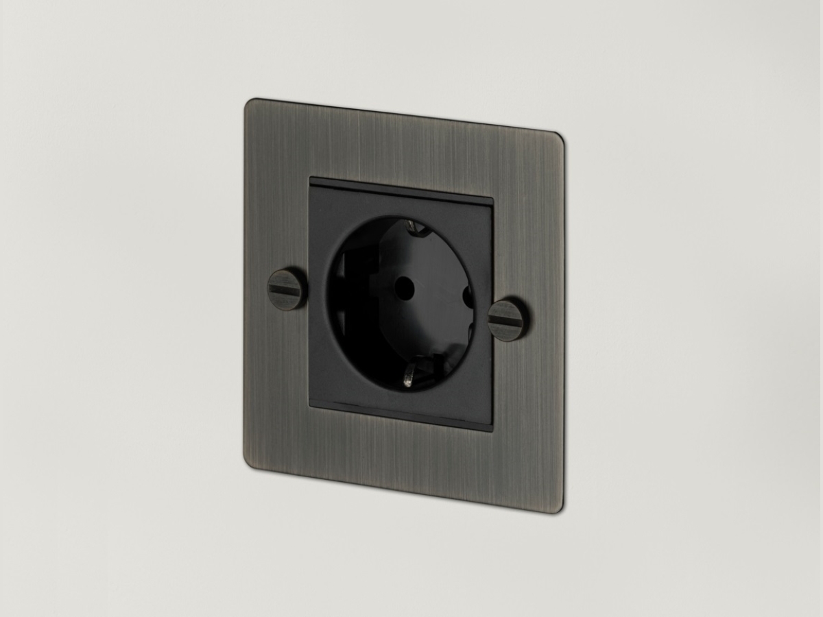 Розетка Buster & Punch одинарная 1G_Euro UK-MG-CO-1G-SM-A бронза матовая