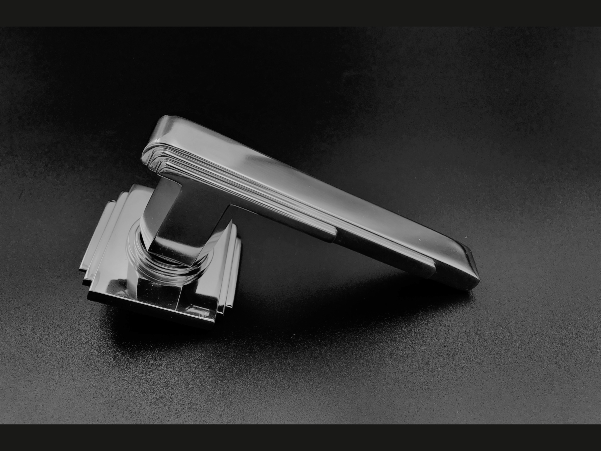 Дверная ручка на розетке Frank Allart 77326700 полированный хром