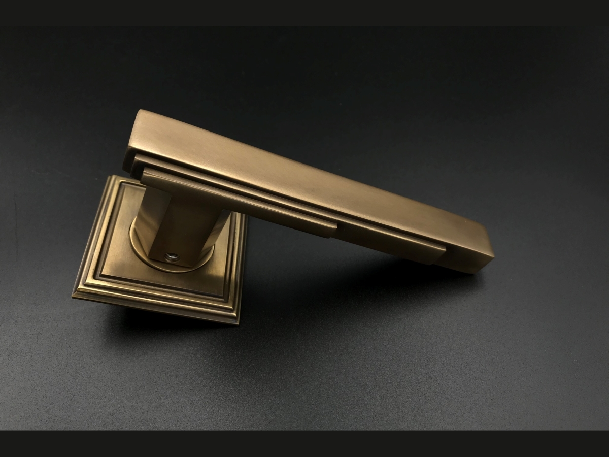 Дверная ручка Frank Allart на розетке 77346000 матовая бронза