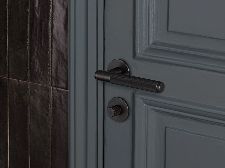 Дверная ручка на розетке Buster & Punch Cross UK-LH-S-38-SM-A матовая бронза