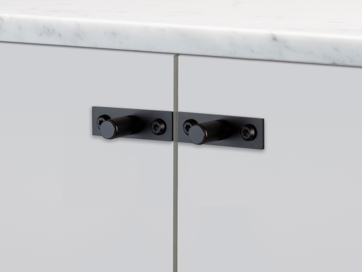 Мебельная ручка кнопка на планке Buster & Punch GFK-02323 чернёная латунь