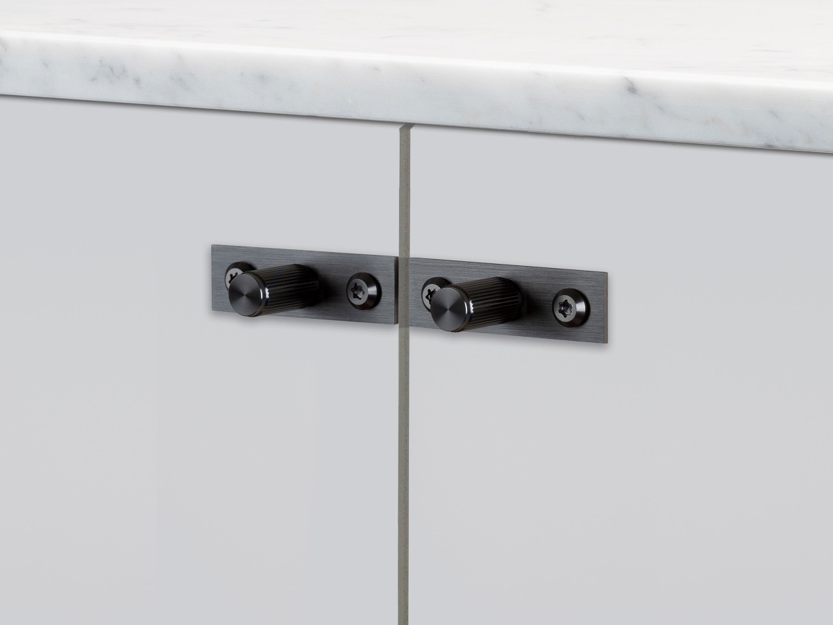 Мебельная ручка кнопка на планке Buster & Punch GFK-35324 графит