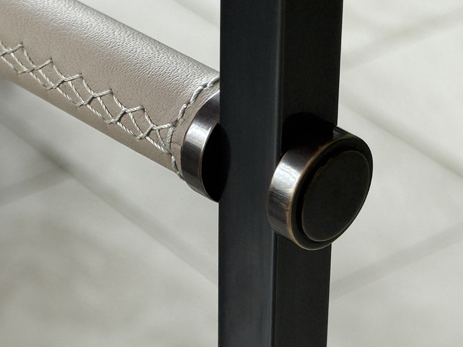 Напольная вешалка для одежды FURNITEK FG-095 из латуни и натуральной кожи чернёная латунь с полировкой