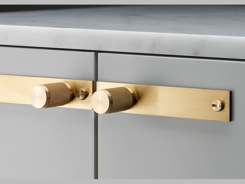 Мебельная ручка кнопка на планке Buster & Punch UK-KP-BR матовая латунь