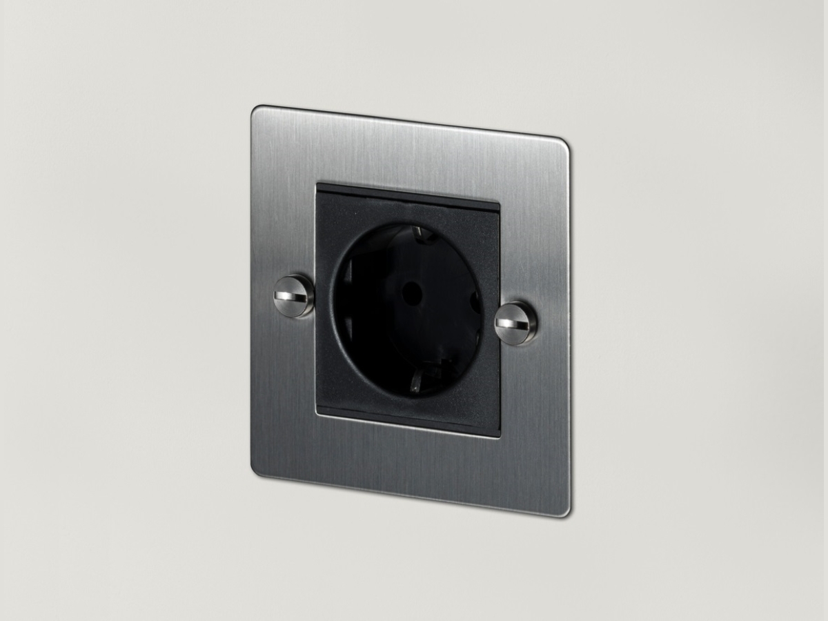 Розетка Buster & Punch одинарная UK-MG-CO-1G-ST-A каленая сталь