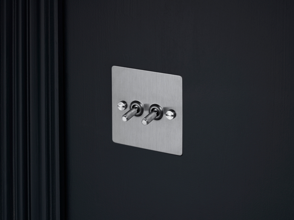 Выключатель тумблерный Buster & Punch двойной UK-TO-CO-2G-ST матовый хром