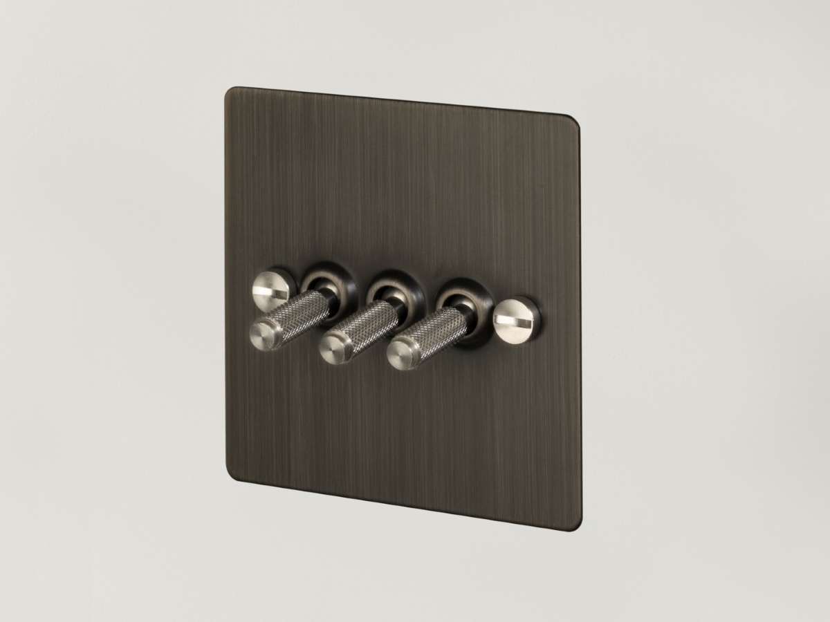 Выключатель тумблерный Buster & Punch тройной UK-TO-CO-3G-SM-ST бронза матовая