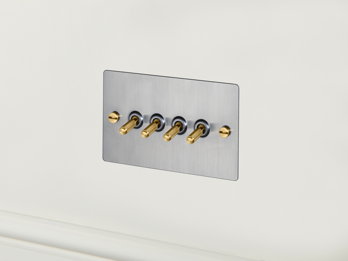 Выключатель тумблерный Buster & Punch четырехклавишный UK-TO-CO-4G-ST-BR матовый хром