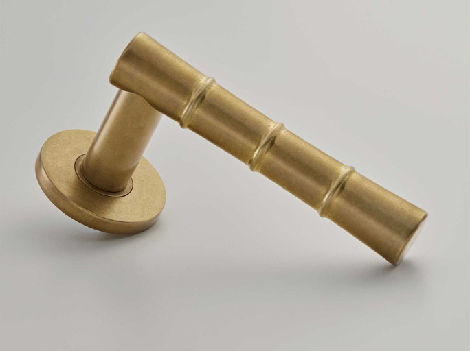 Дверная ручка на розетке Croft 120 Halo 210 античная латунь