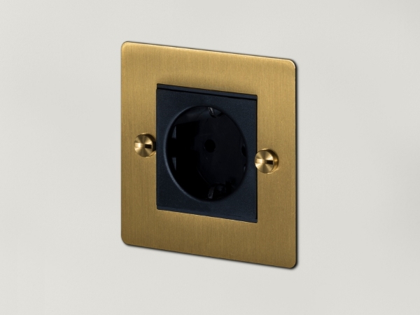 Розетка Buster & Punch одинарная 1G_Euro UK-MG-CO-1G-BR-A матовая латунь