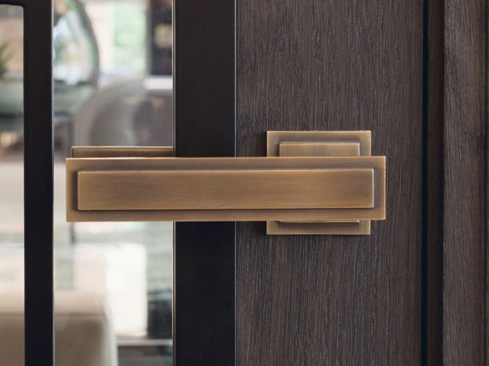 Дверная ручка на розетке Oliver Knights Anthony LH античная латунь