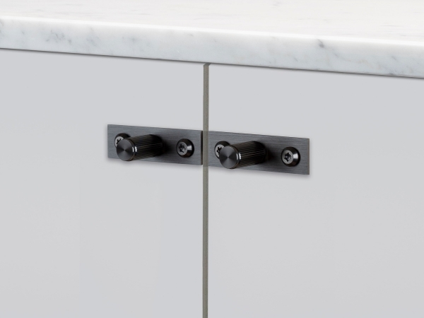 Мебельная ручка кнопка на планке Buster & Punch GFK-35324 графит