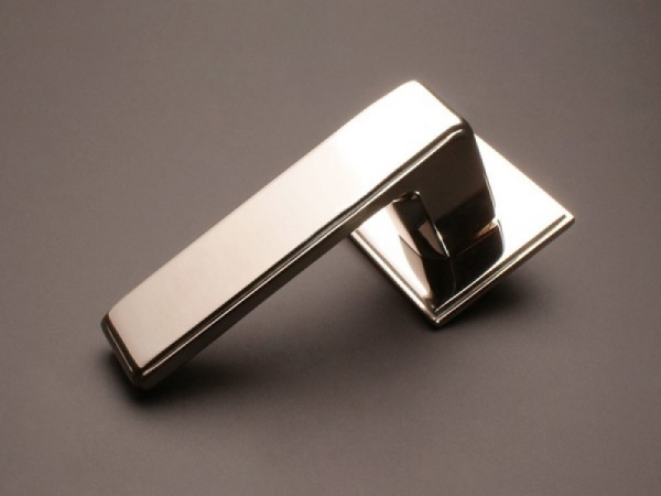 Дверная ручка на розетке Hamilton HL060 полированный никель