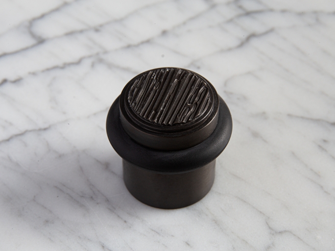 Дверной ограничитель Oliver Knights Serlo DS черненая латунь