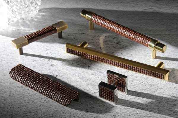 Ручки для мебели Colonial Bronze с кожей