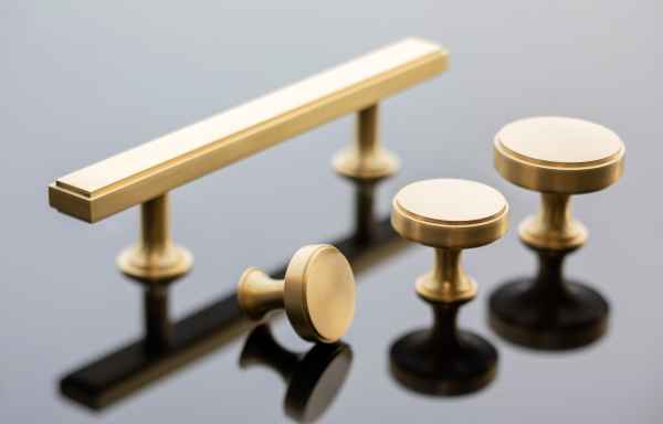 Мебельные ручки скобы и кнобы Armac Martin коллекция Rotunda матовая латунь